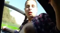 Молодая девушка делает минет в машине и трахается до оргазма