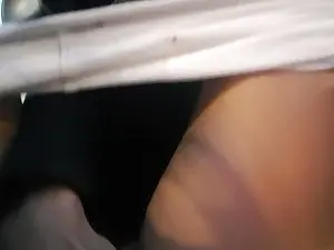 Девушка мастурбирует в своей машине на парковке