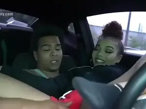 Сексуальная белая девушка трахается в машине