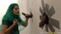 Мусульманка сосет два члена через дырку в стене и трахается
