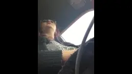 Девушка в очках мастурбирует в машине по дороге домой