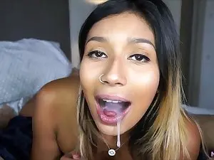 колумбийская сучка знает как сосать хуй (с окончанием в рот)