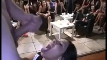 Стритизер трахает публично пьяную невесту в клубе