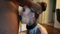 Татуированная блядь делает глубокий минет негру перед камерой