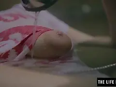 Девушка с пухлыми сосками мастурбирует ложкой под душем