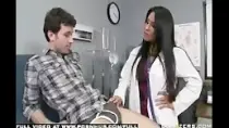 Медсестра в белом халате оседлала хуй больного
