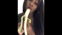 Красивая негритянка кушает банан на веб камеру